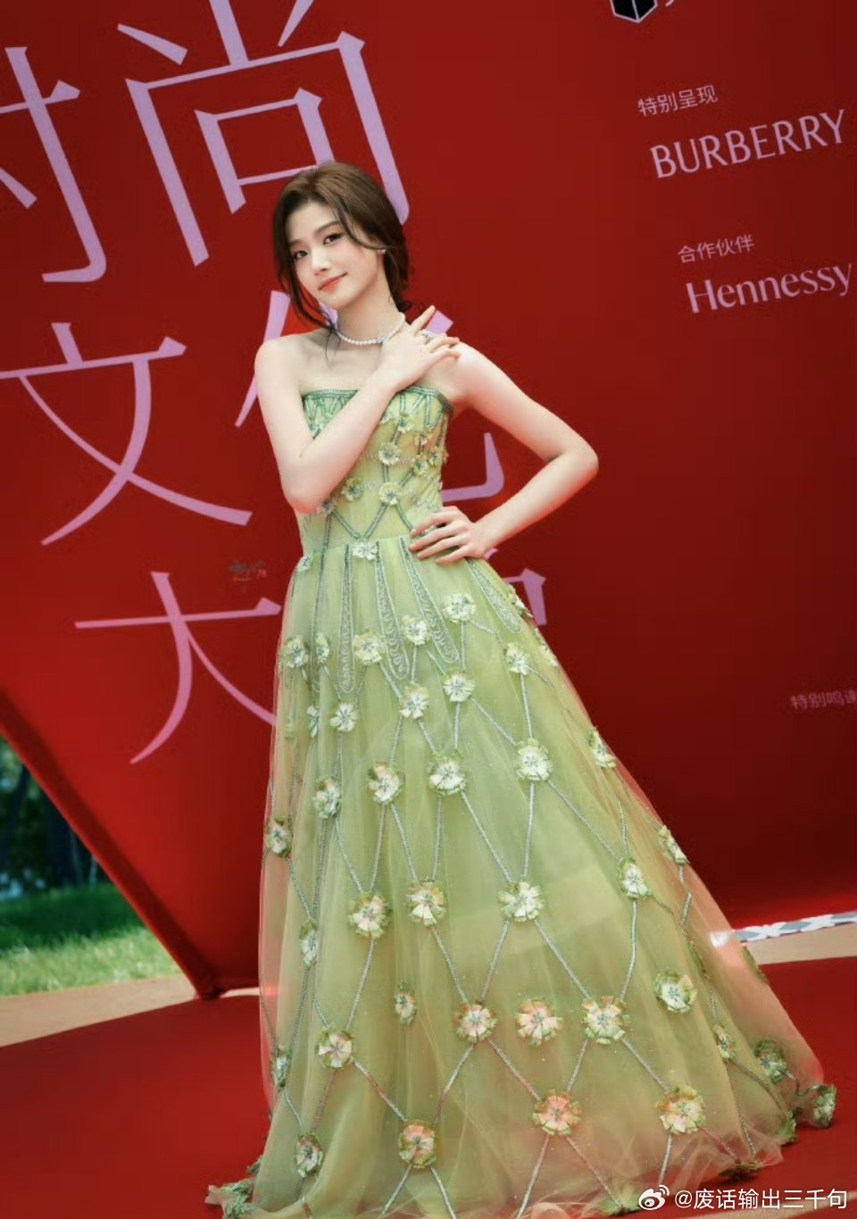 瘦下来的卢昱晓瘦下来之后确实美的升高了一个层次,卢昱晓这是下了多大的功夫和苦心,