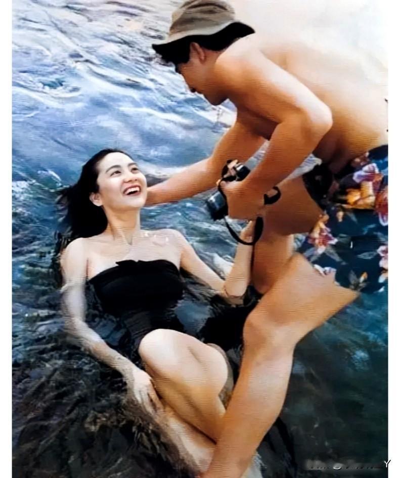 一九九零年，林青霞到法国游玩，男友秦汉全程陪伴并与林青霞在海边合影留念。彼时林青