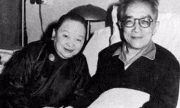 1942年，作家沉樱正怀3胎，得知丈夫把全部家当3万块，拿去给戏子赎身。她不哭不