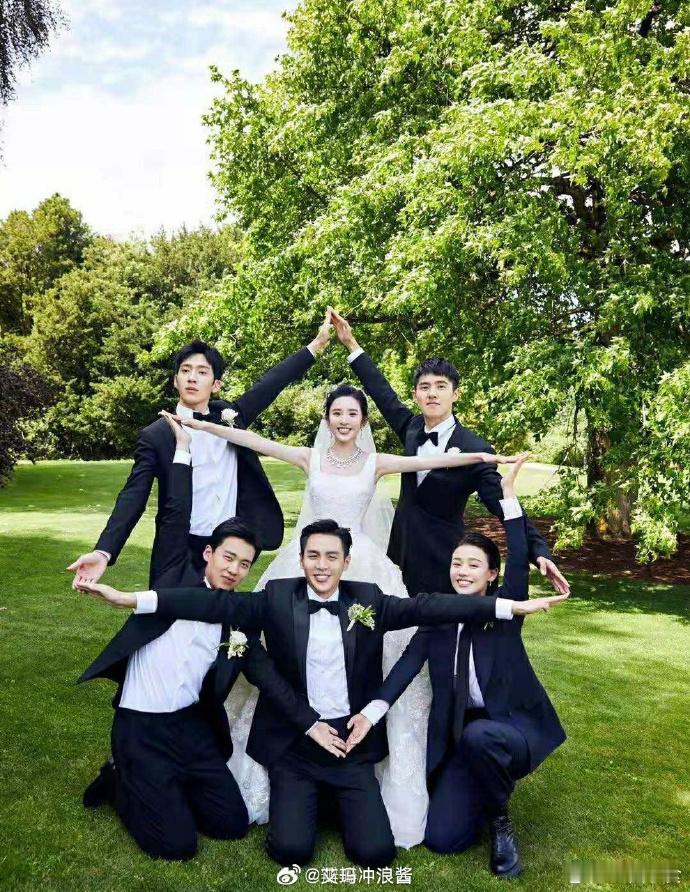 马思纯是怎么混进张若昀的伴郎团的？但就觉得没毛病，甚至觉得小马哥还很帅！