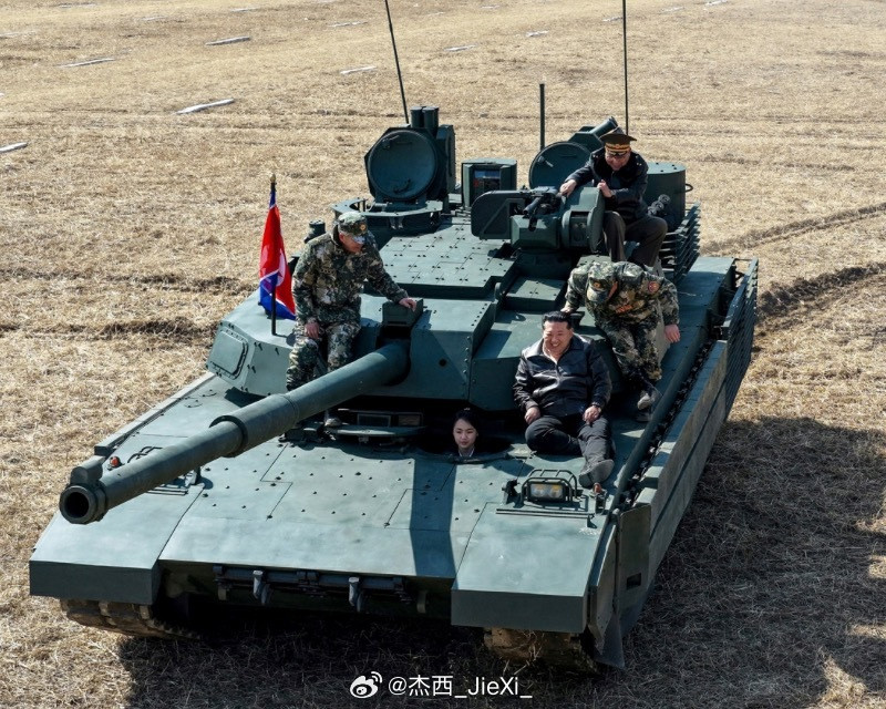 视察坦克部队。