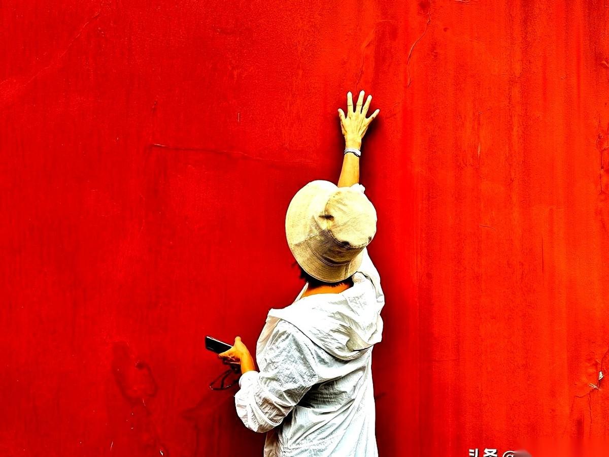 来了个大姐，北京的，一开口就把我给震住了。她说，除了西藏，这地球上她基本都溜达