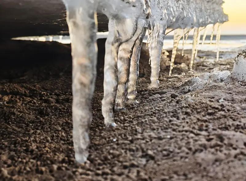 山东这轮寒潮低温可太磨人了！1月17日夜间到18日白天大部地区雨雪纷纷，18日1