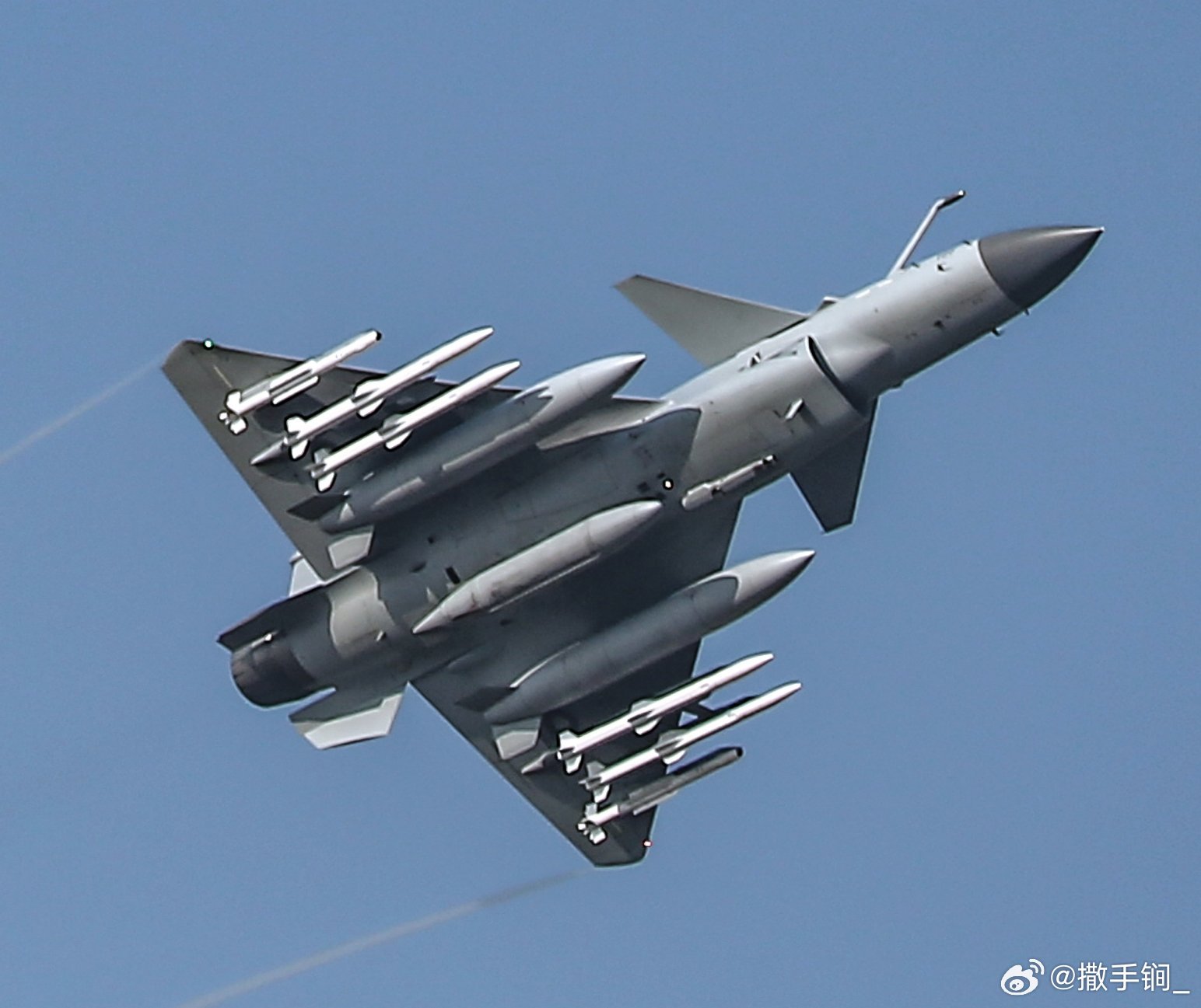 巴基斯坦消息人士说，在5-7空战中，巴基斯坦空军的J-10C战斗机从182公里的