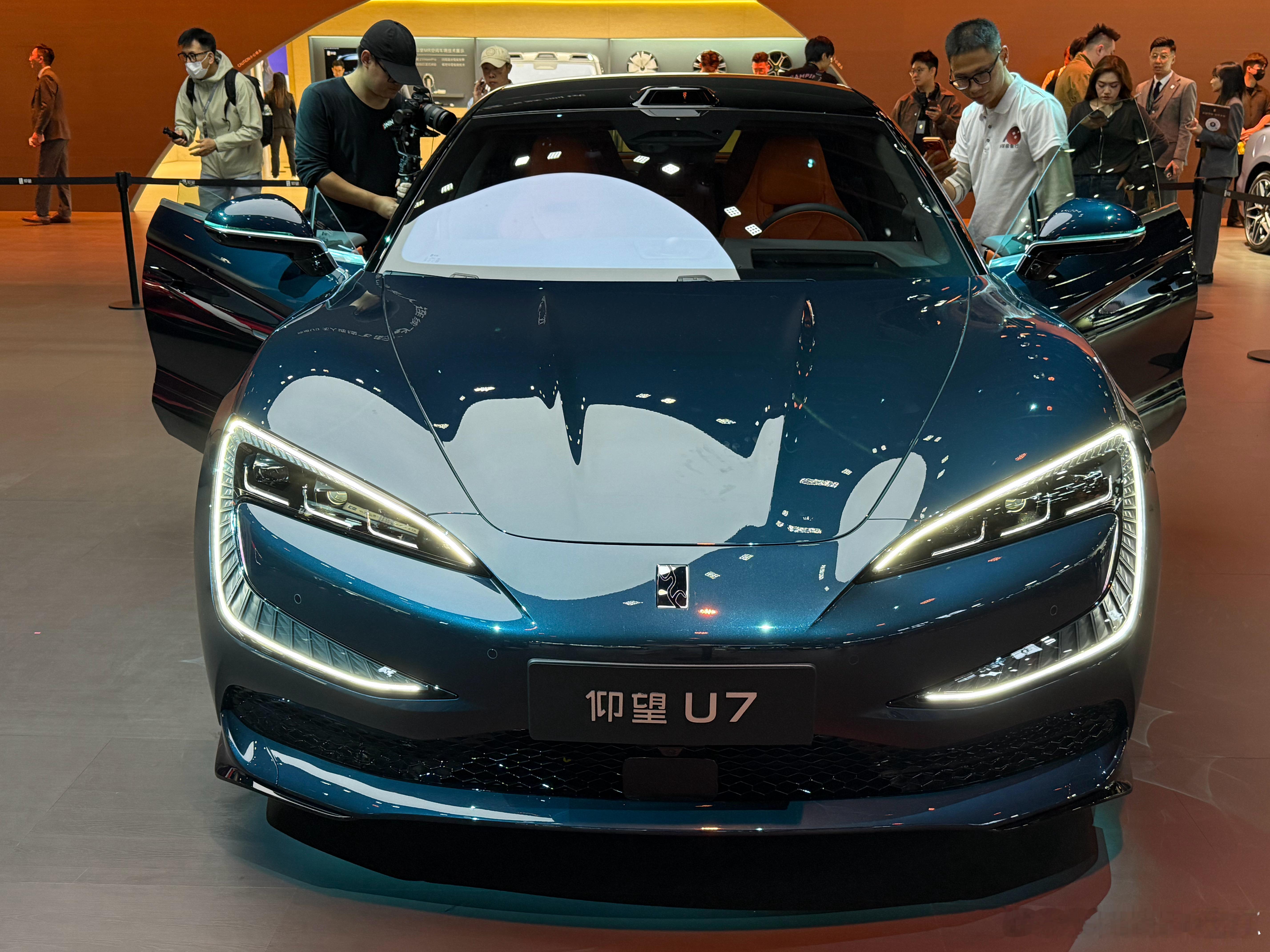 仰望U7全新的星河蓝配色，实际上是蓝中透绿的感觉，很显高贵和优雅，大饼轮是old