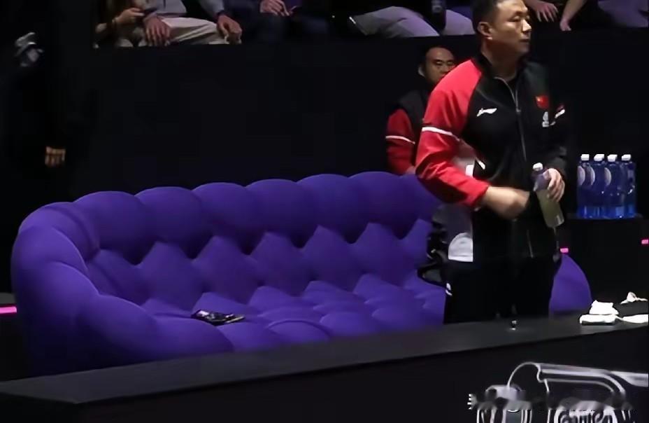 原谅我不厚道的说陈幸同两句。蒙彼利埃冠军赛首场比赛因为是十六强的比赛，观众席上几