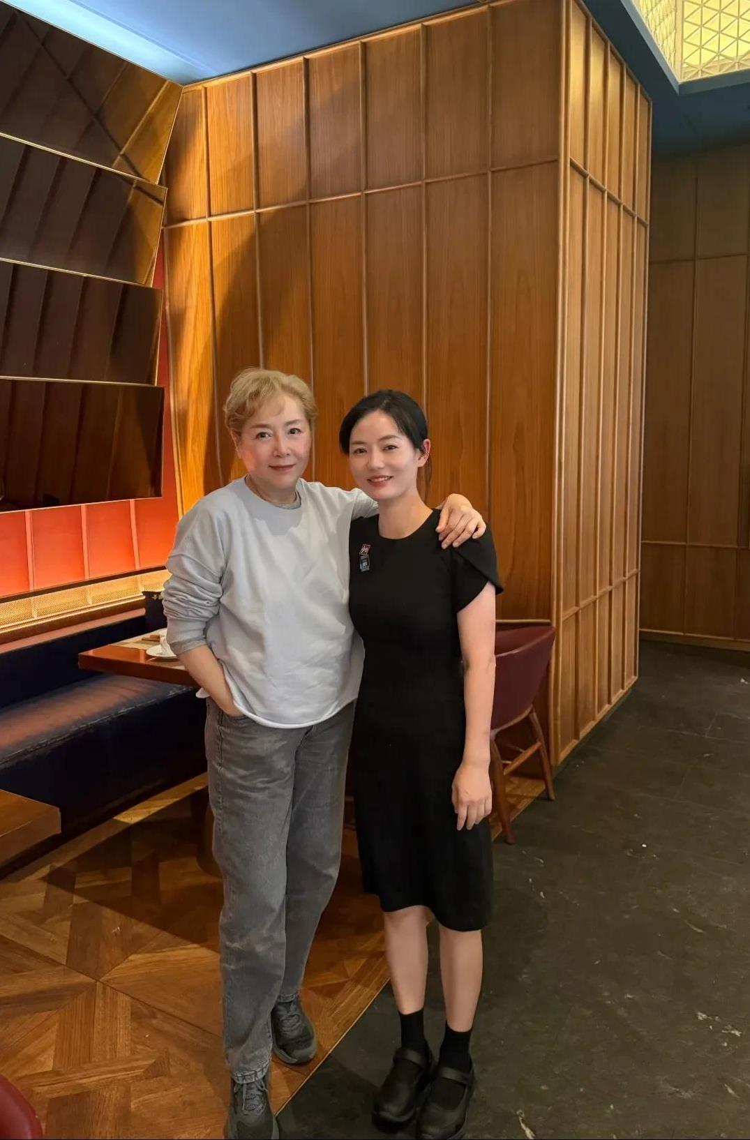 万梓良前妻恬妞现身加拿大，66岁的她，留着一头金色卷发，穿着长袖卫衣搭配牛仔裤运