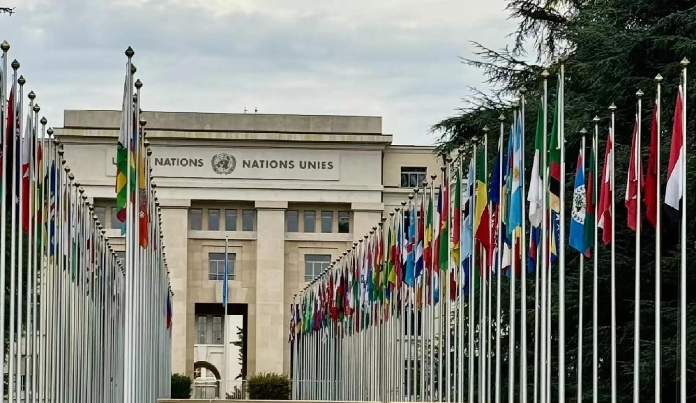 联合国总部现在到了非搬不可的地步了，联合国总部在美国，虽然雇佣的美国人最多，但美
