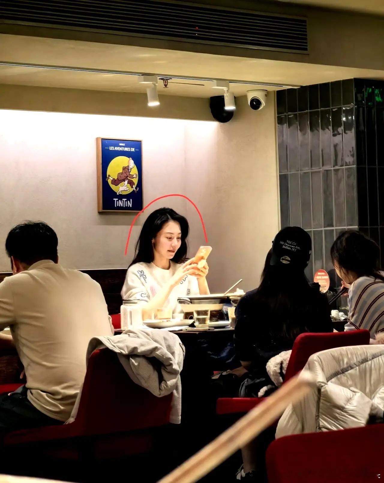 原来天底下还真有人敢跟高圆圆比美。刚才刷到这句“比高圆圆还美”，我手里的茶杯顿了