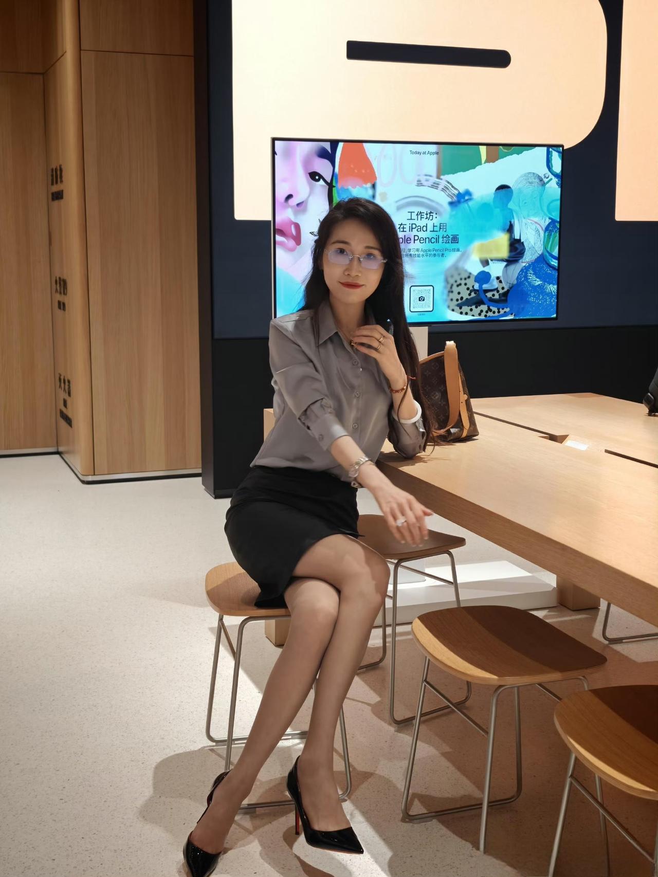 这套是“精致职场”穿搭，质感单品+简约配色自带高级感：-上衣选了灰调缎面