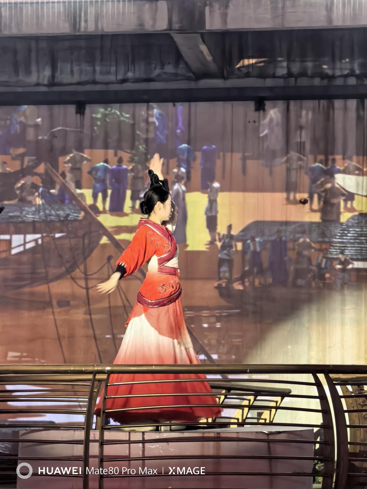 前几天在荆州和恩施调研，12月14日报道，晚上去吃个农家乐，有年轻人进来歌舞，说