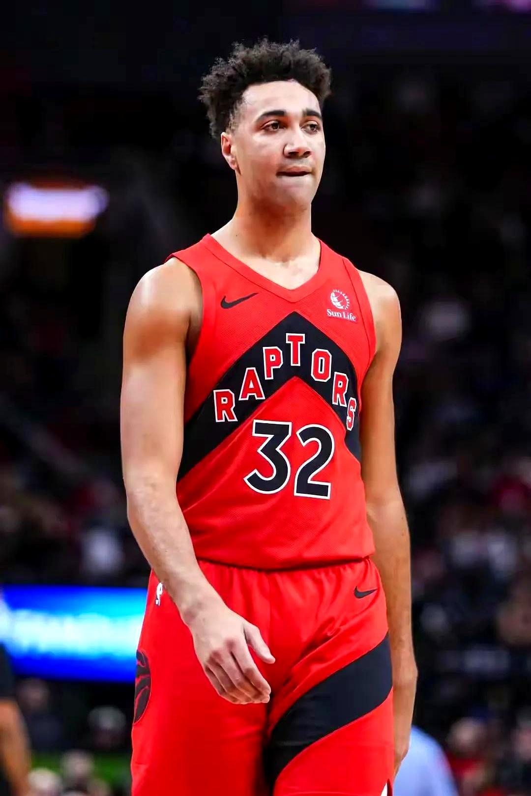 勇士刚用一个次轮签送走的人，到猛龙第一场就打疯了。土鸡蛋上场15分钟，像疯