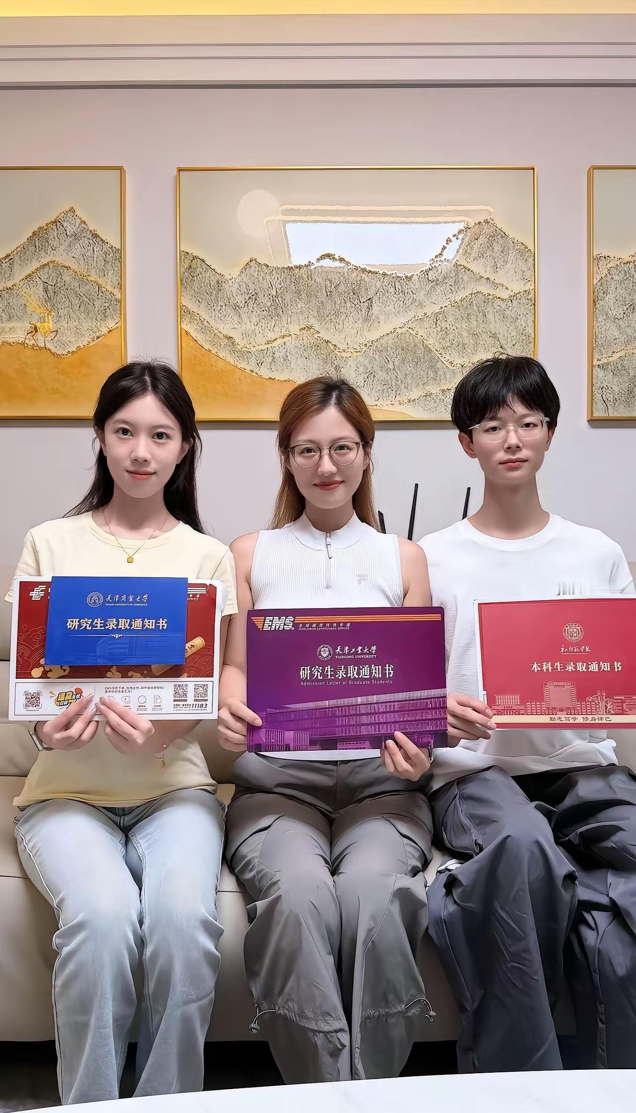 姐弟三人同时收到大学的录取通知书，两个姐姐是研究生录取通知书，弟弟则是本科录取通