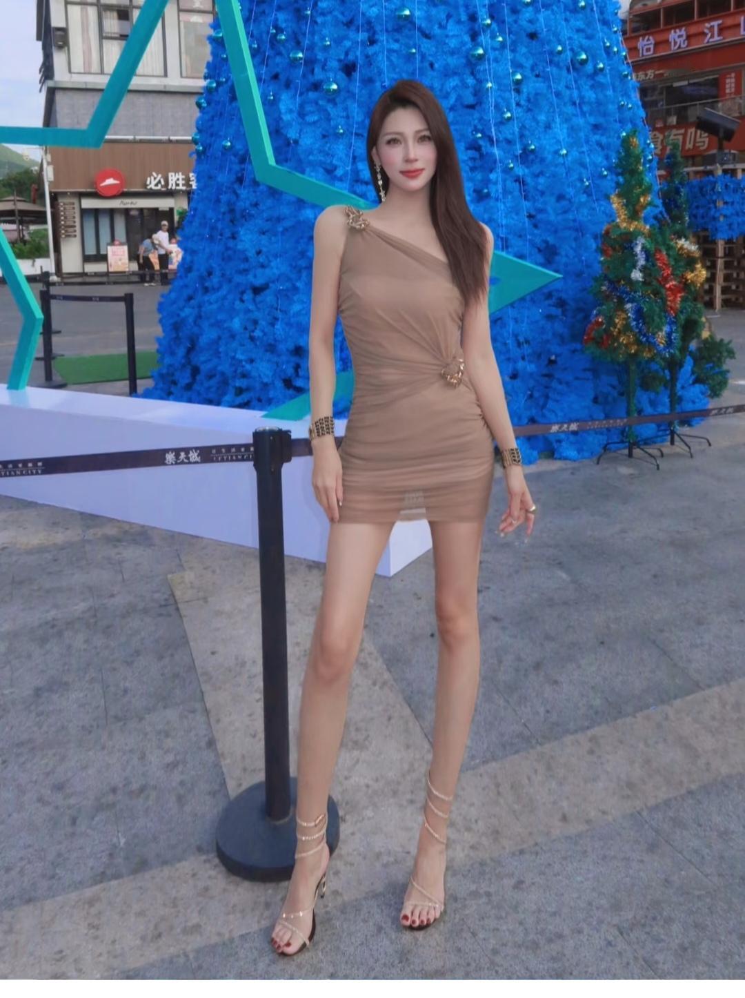 鞋子有点小了，脚丫子都跑出来了。