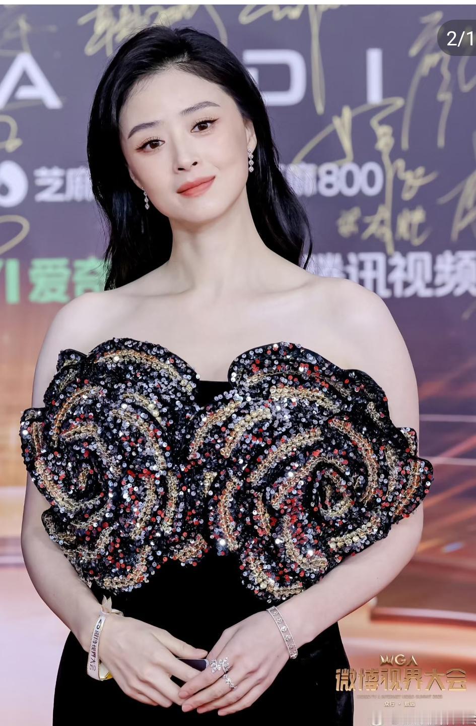 一觉睡醒，是不是全网都知道了，42岁的顶流女演员蒋欣，终于迎来了新剧《四喜》