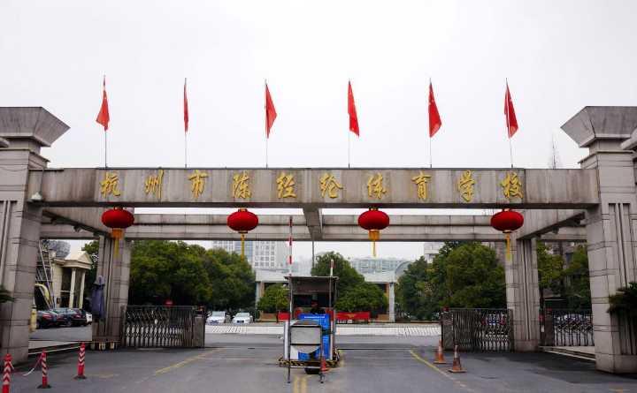 把家长请到泳池边, 奥运冠军摇篮跨年是这样的