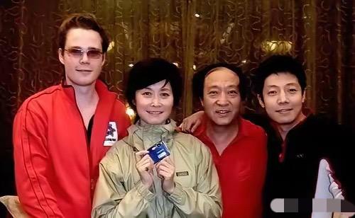 敬一丹走了，撒贝宁被质问为何缺席？ 一个主持人正常走了，一批同事送一送，多么