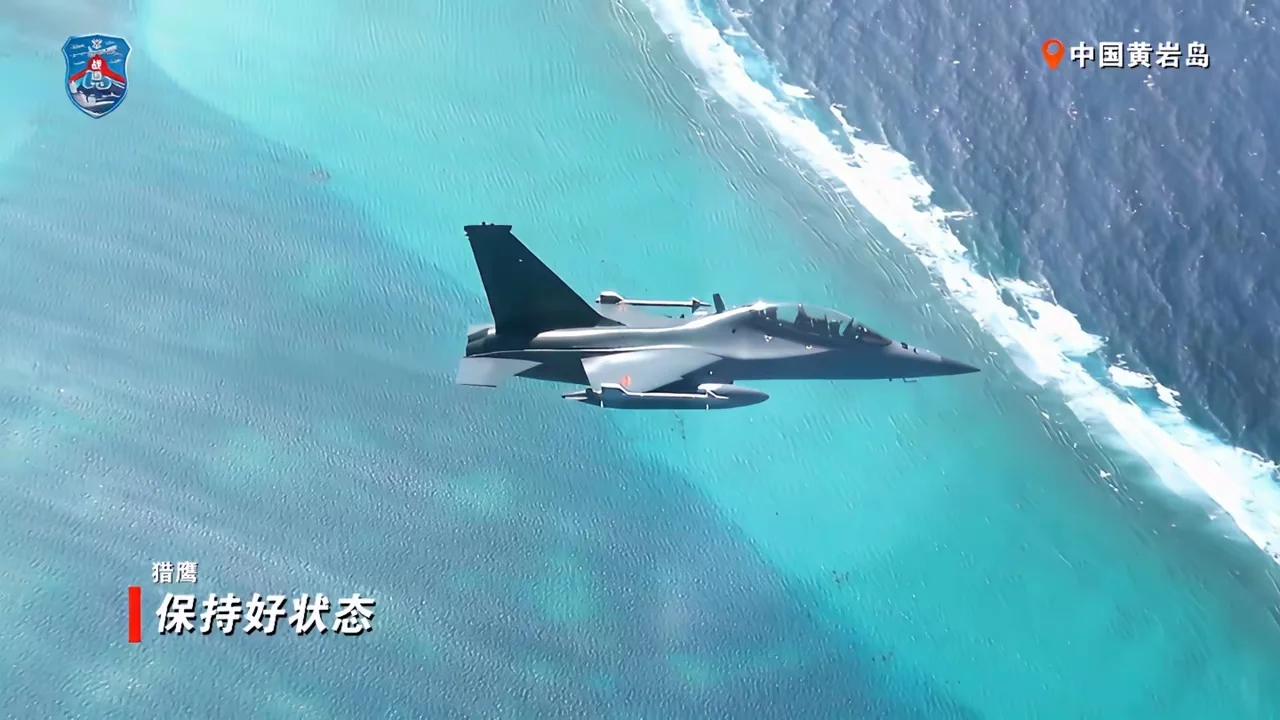 战巡黄岩岛的教-10战机，在翼尖挂载了2枚霹雳-5EII型红外格斗空空导弹。霹雳-5是中国自行设计制
