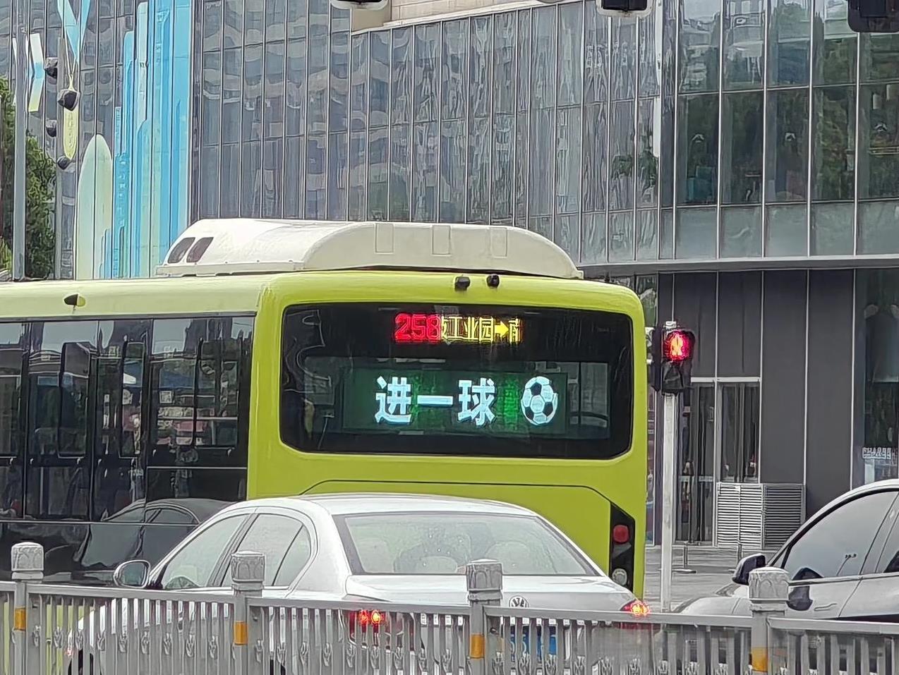 常州公交又开始整活了，宁可放着广告钱不赚，也要为常州队加油！进一球拿一分赢