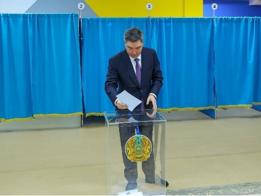 重磅炸场！哈萨克斯坦动真格了，全民公投改宪法，总统亲自到场投票，84%条款大洗牌