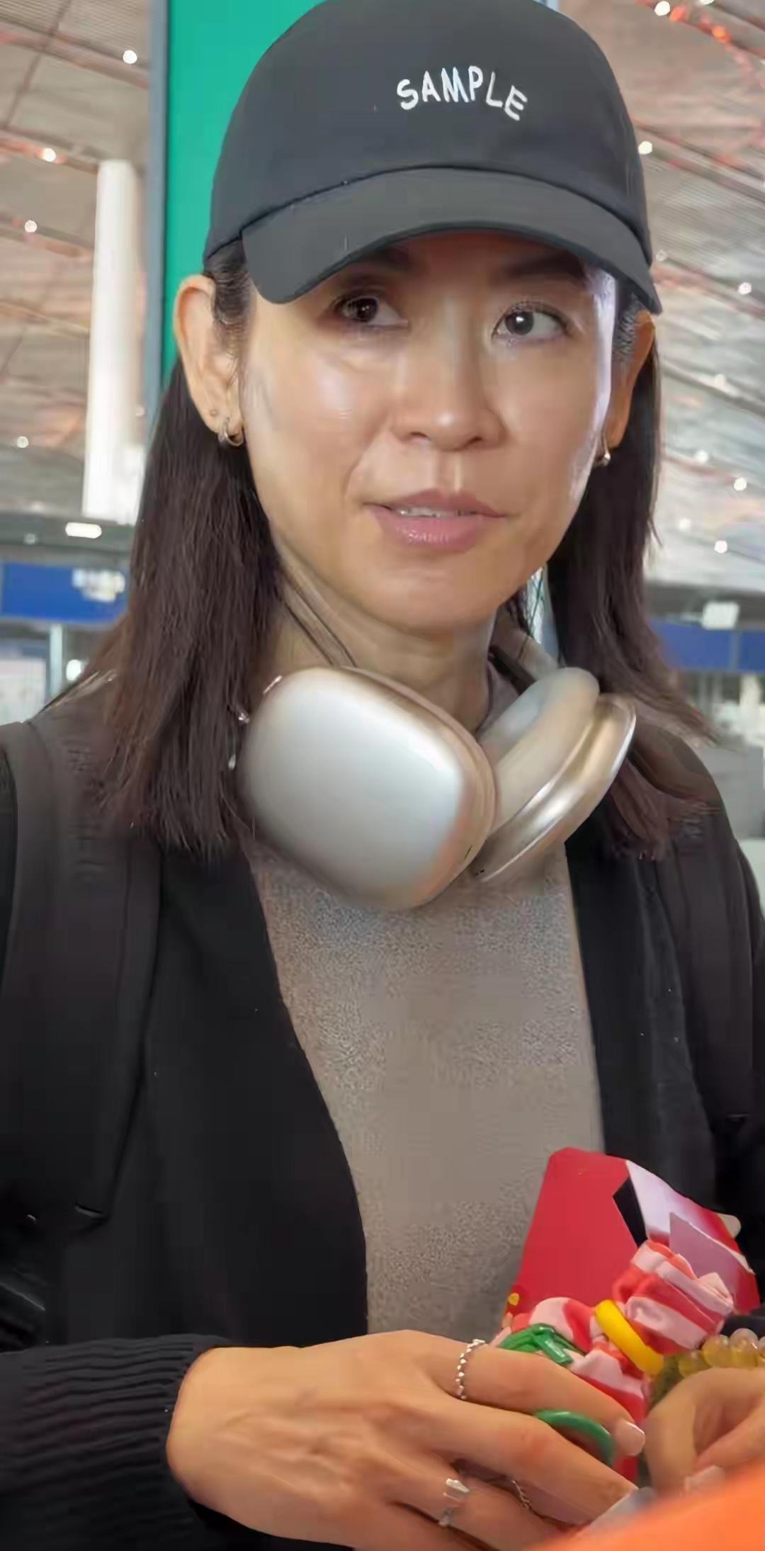 55岁的宣萱最近素颜现身，状态真实自然，身材依然纤瘦，大腿线条笔直，身形匀称，皮