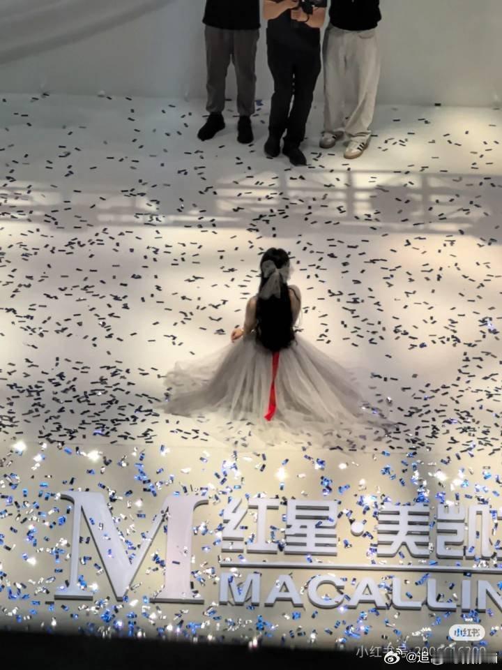 迪丽热巴的背面原来是这样的完全是一朵牡丹花啊​​​
