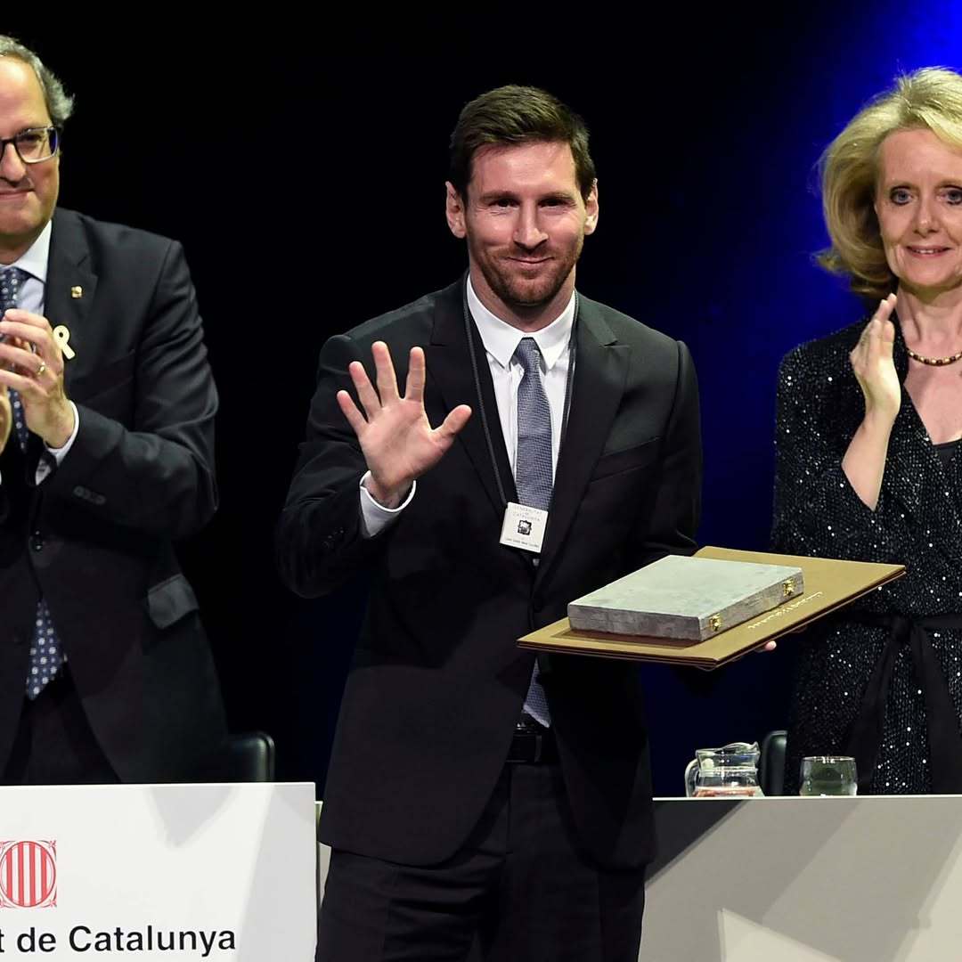 2019年，梅西获得加泰罗尼亚政府颁发的圣乔治十字勋章；2025年，梅西获得迈阿