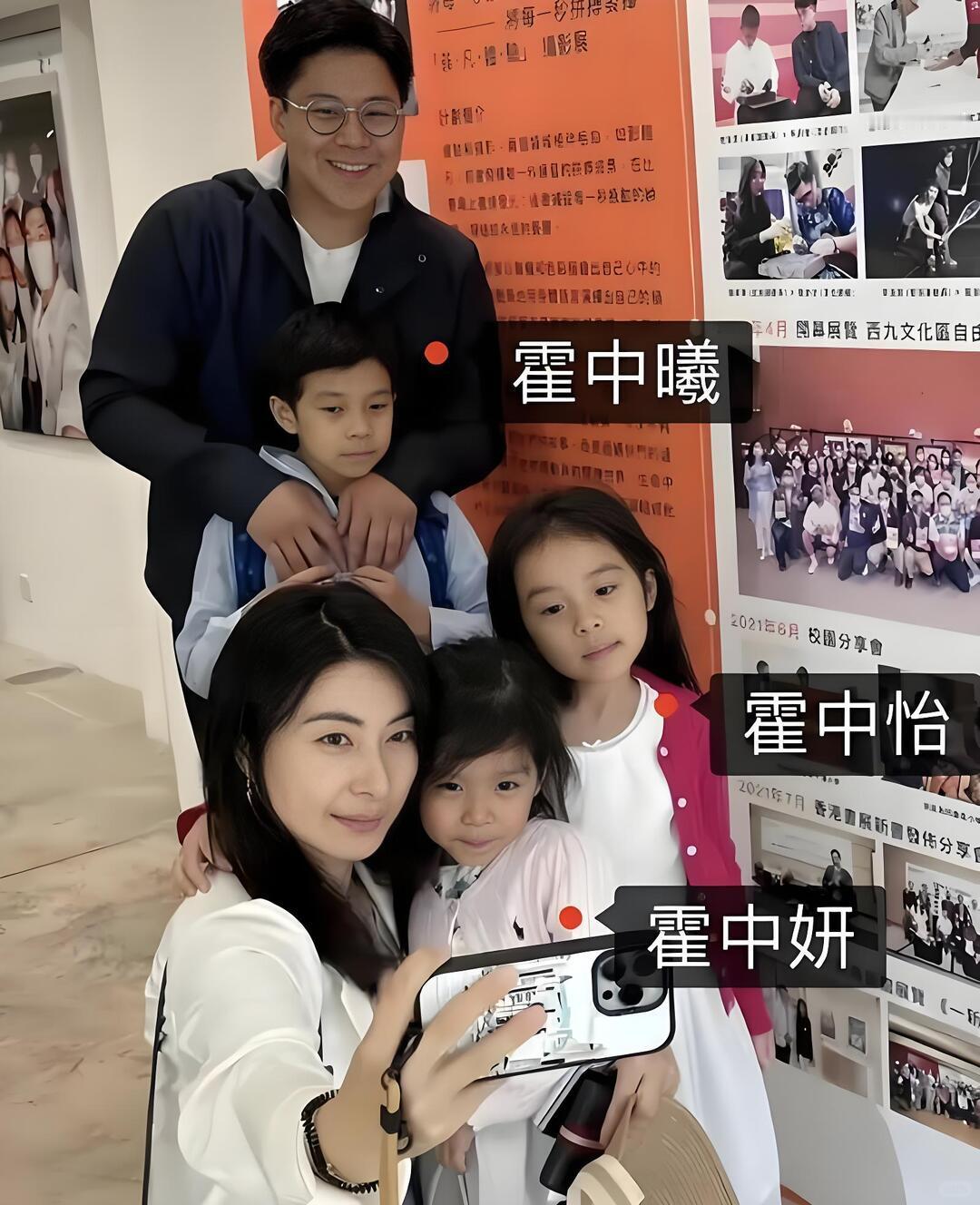 霍家姐妹的隔代遗传太神奇。大姐霍中妍完美复刻奶奶朱玲玲，同款弯眼与温婉脸型，活