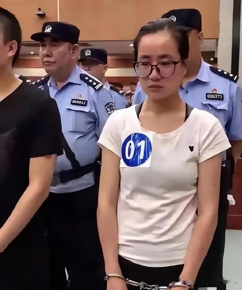 2019年，安徽一所高校的课堂上，研究生杨春燕突然被警方带走。这一幕让在场的老师