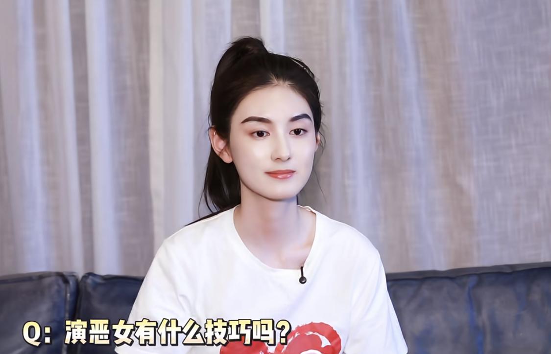 楚嘉禾饰演者韩沛颖采访中说恶女演戏技巧就是皮笑肉不笑。她还当场示范了。她也知