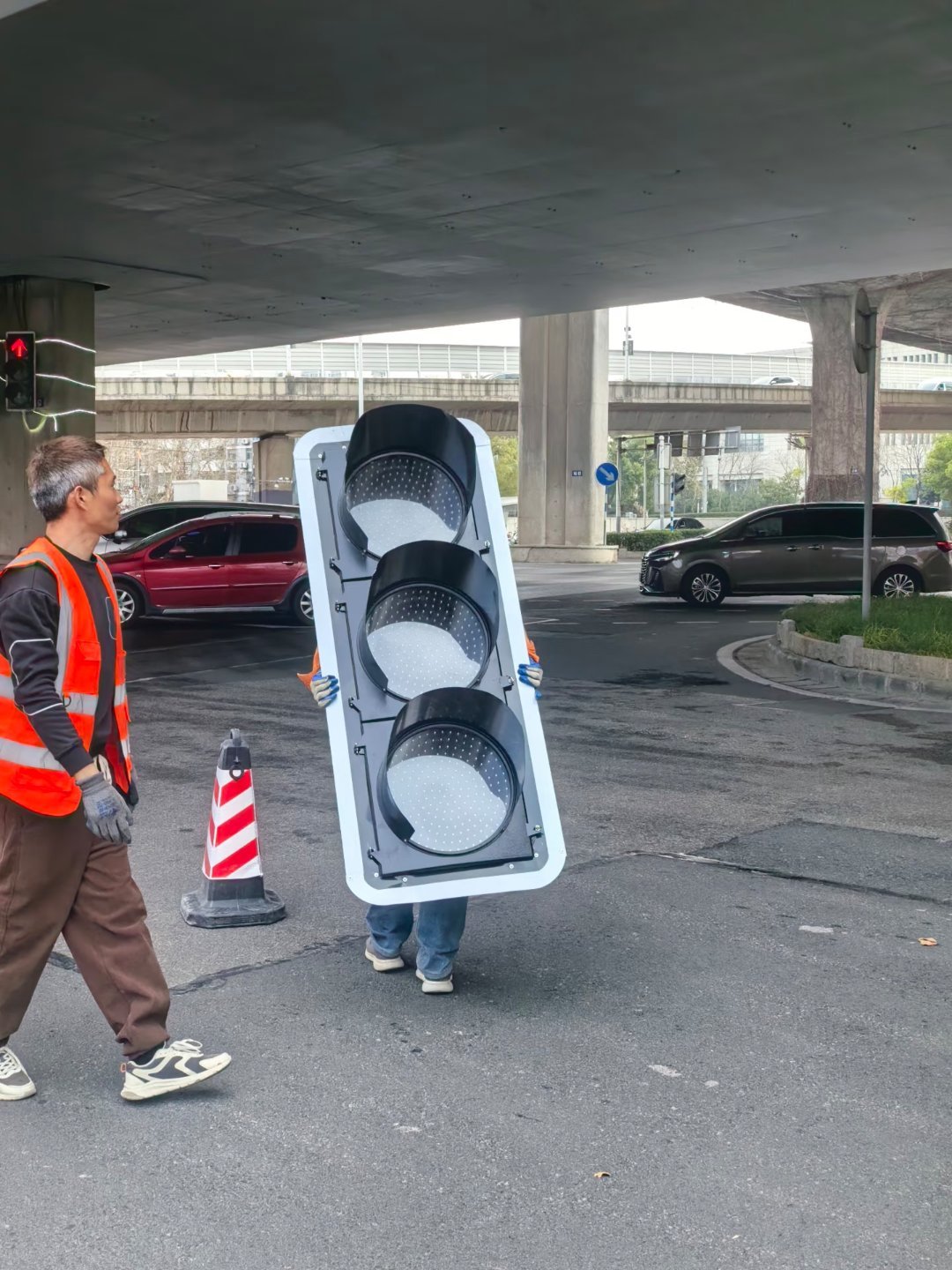 外地的朋友来南京，都说南京的红绿灯大。