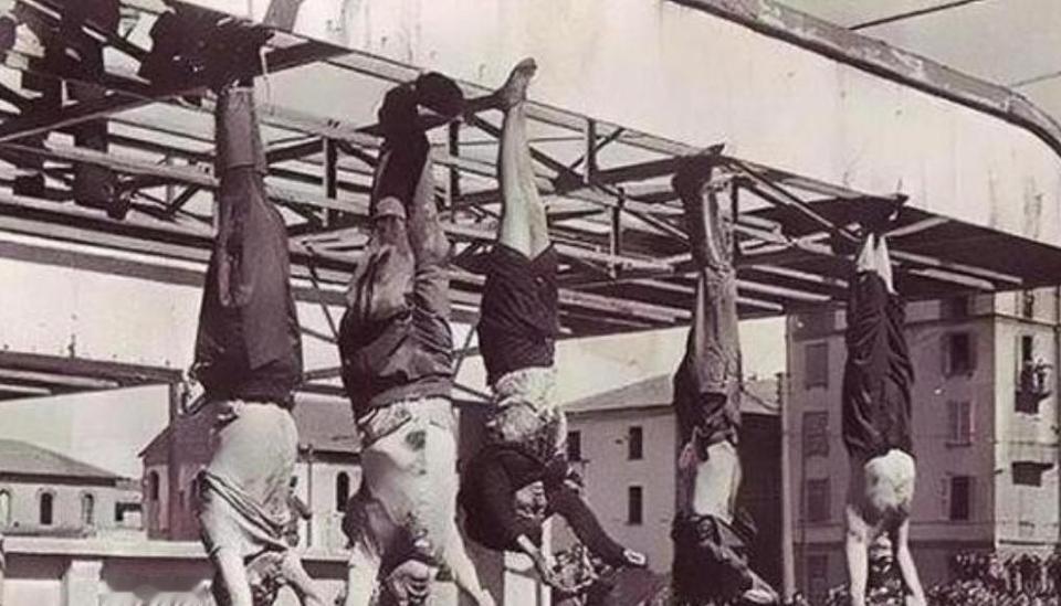 1945年，墨索里尼的情妇克拉拉被处决后倒吊在广场上，她的短裙垂下来，一览无遗。