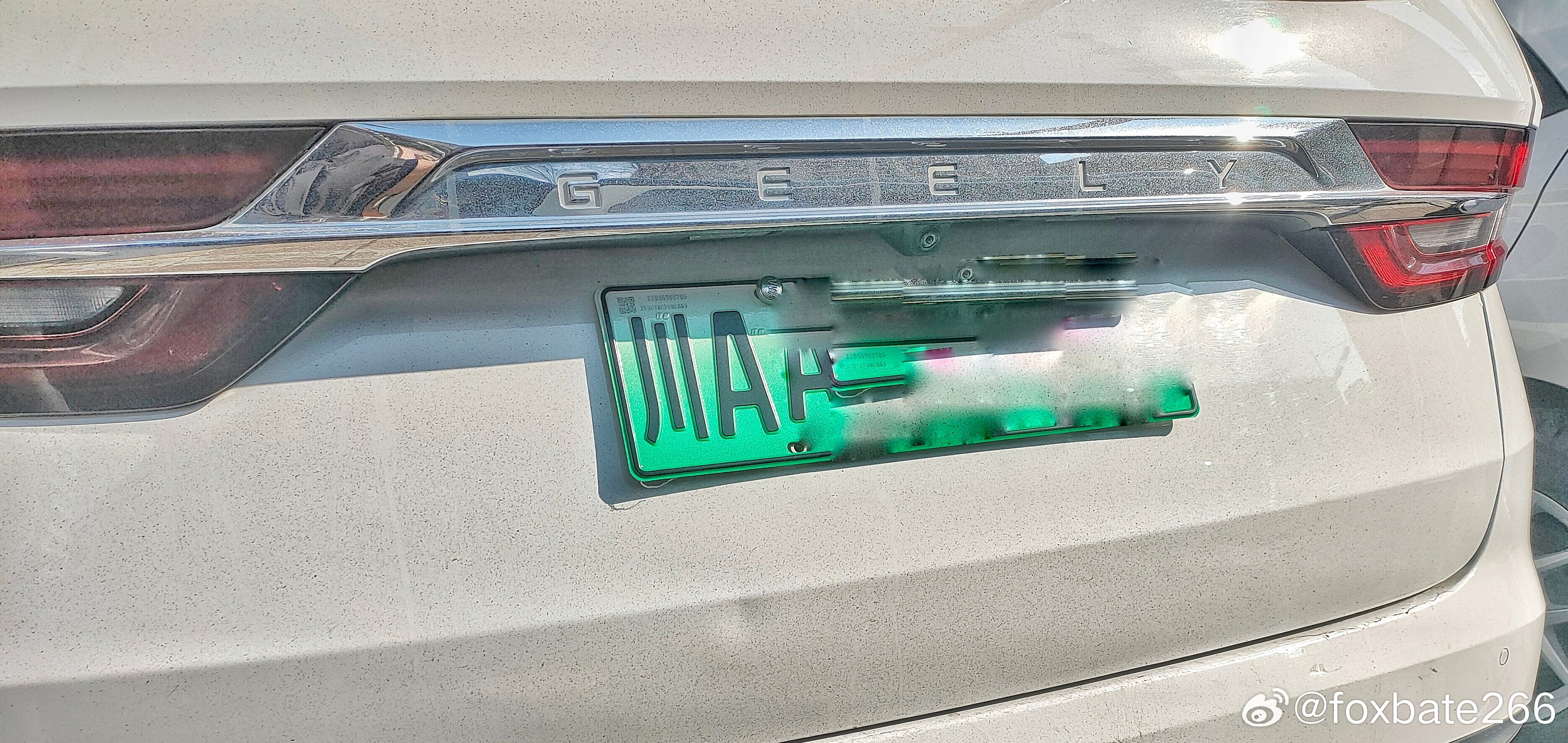 吉利嘉际绿牌版。。。没利用弹性纵臂大棒子的特性，把电池塞到那个空间。