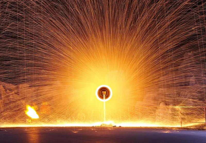 痛心！41岁打铁花网红一氧化碳中毒离世，他打出漫天烟火，却暖不热自己的人生