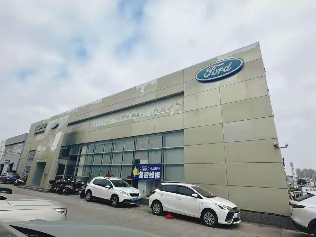 一位在北方省会开了十几年豪华品牌4S店的老板前阵子跟同行诉苦：展厅里那台百万级的