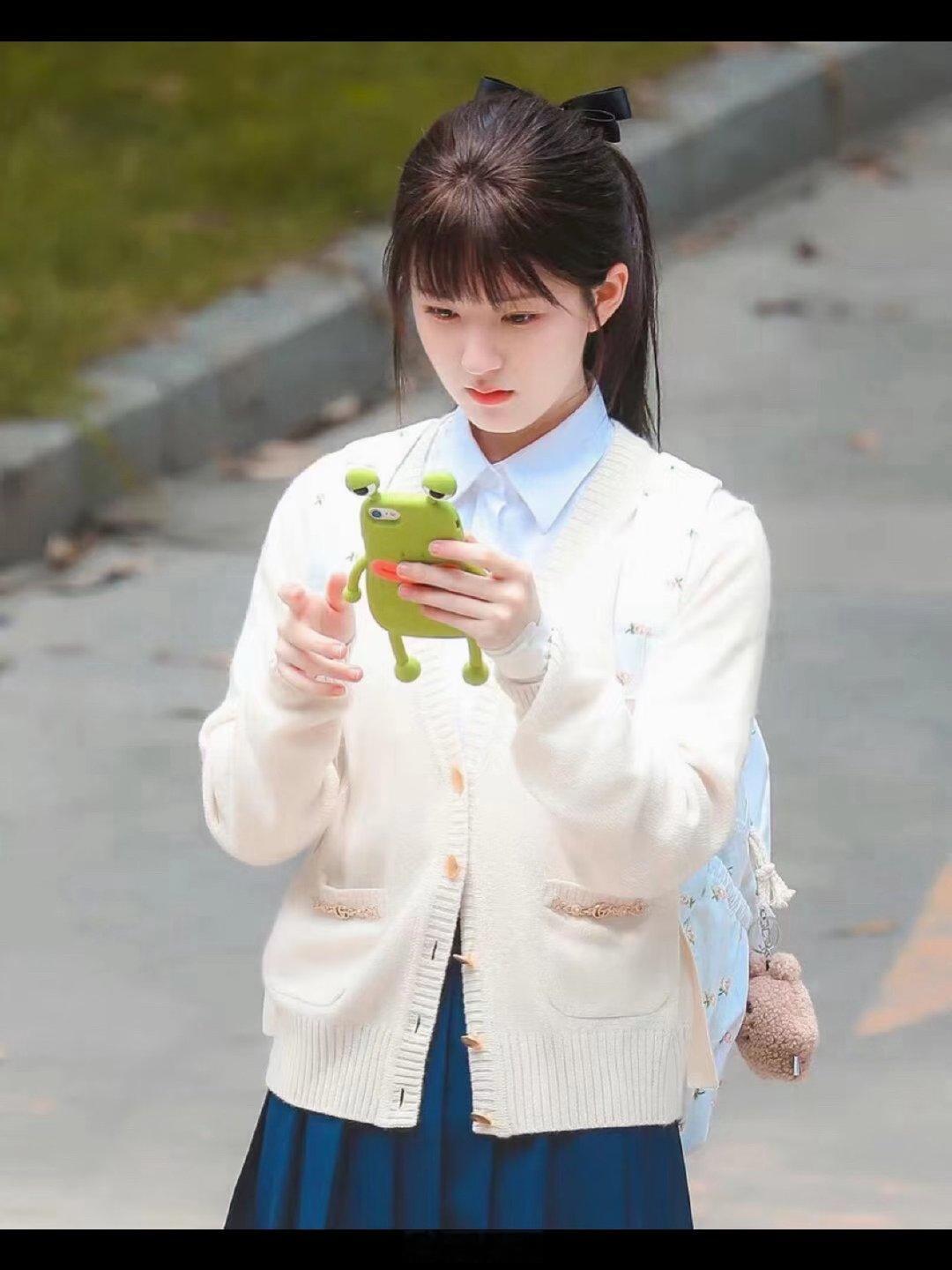 桑稚探班偷偷藏不住制片人新剧桑稚请客雾里青剧组呀呀呀呀呀，大美妞又有新消息啊啊