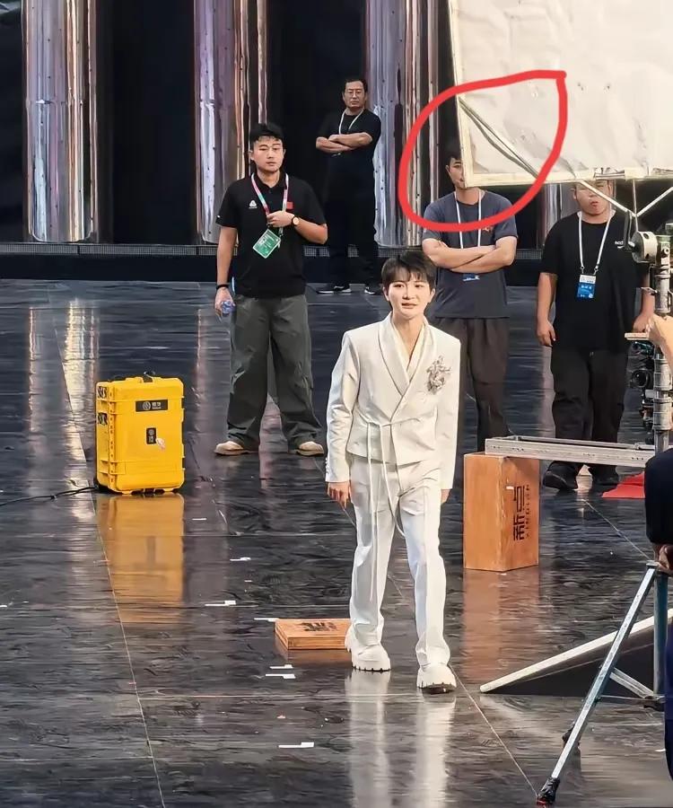 周深问王祖蓝咱俩一样高吧？​​王祖蓝直接笑到弯腰，捂着脸说，我1.62米，你