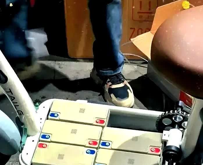 朋友去买电动车直接被整不会了！看到电瓶仓能塞下6块电瓶，想着加钱升级直接