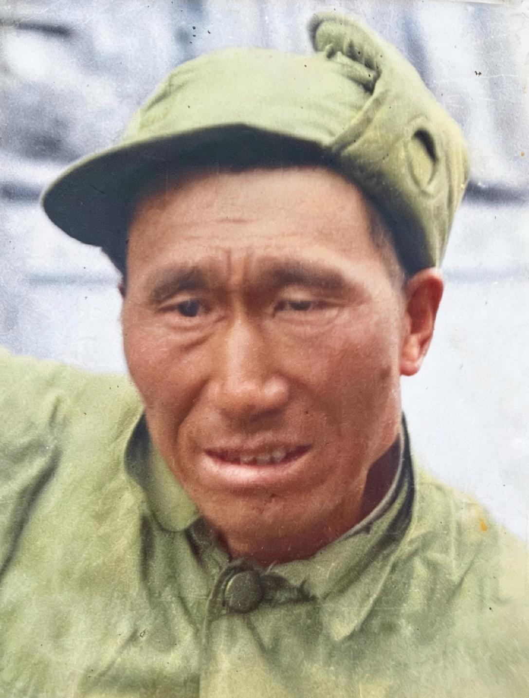 1948年，新保安战役中，师长常效伟被俘后，一张罕见的留影，照片中的他看起来神情