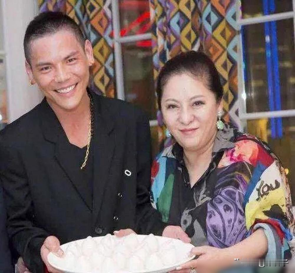 亲儿子向佐一句话，差点把向太气吐血。向佐在节目里说，自己两岁前，白天都待在向