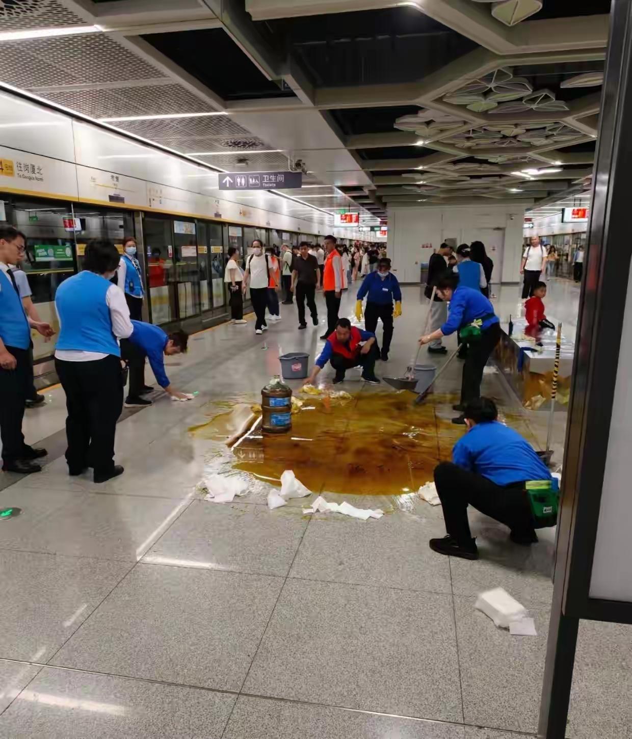 保洁天塌了，你猜这是在干啥？