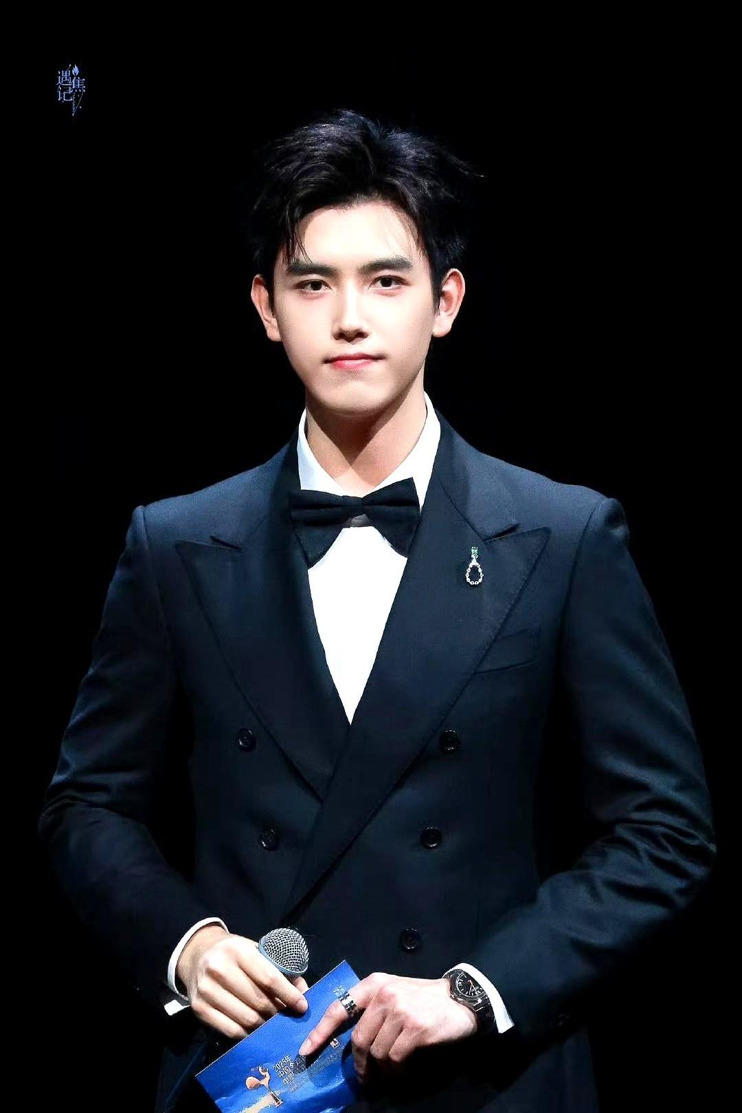 11月11日，厦门，金鸡开幕，24岁的陈飞宇站上主持台。爸妈在台下，一个笑，