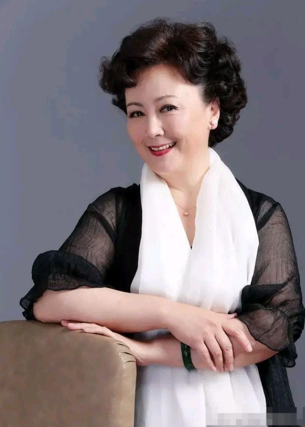 被照片中这一位老演员惊艳到了，60多岁了还优雅知性，这样不装嫩，不医美的自然美，