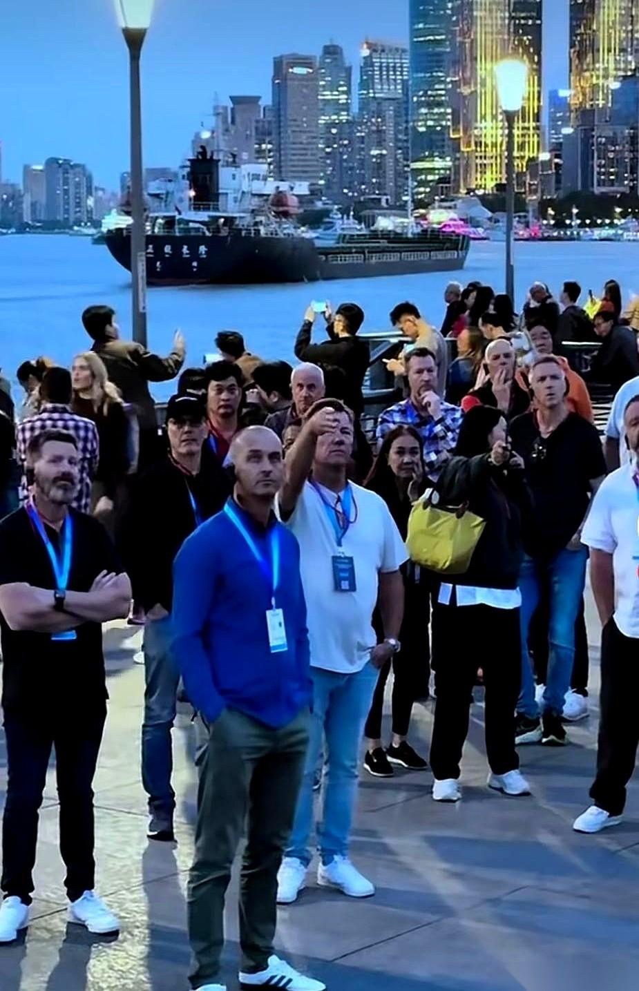 上海外滩的栏杆边，总能看到一些西方面孔。他们不是在拍照，也不是在说笑，就那么直