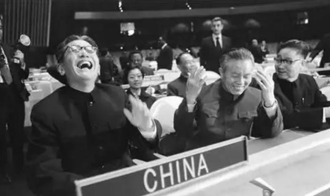 1971年，我国重返联合国，却遭到一小国强烈反对，26年后，此国向联合国求助，被