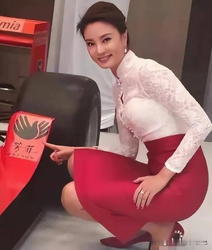 央视主持人里她的综合素质排第二，无人敢排第一的吧。一件米白色长衫搭配酒红半身裙，