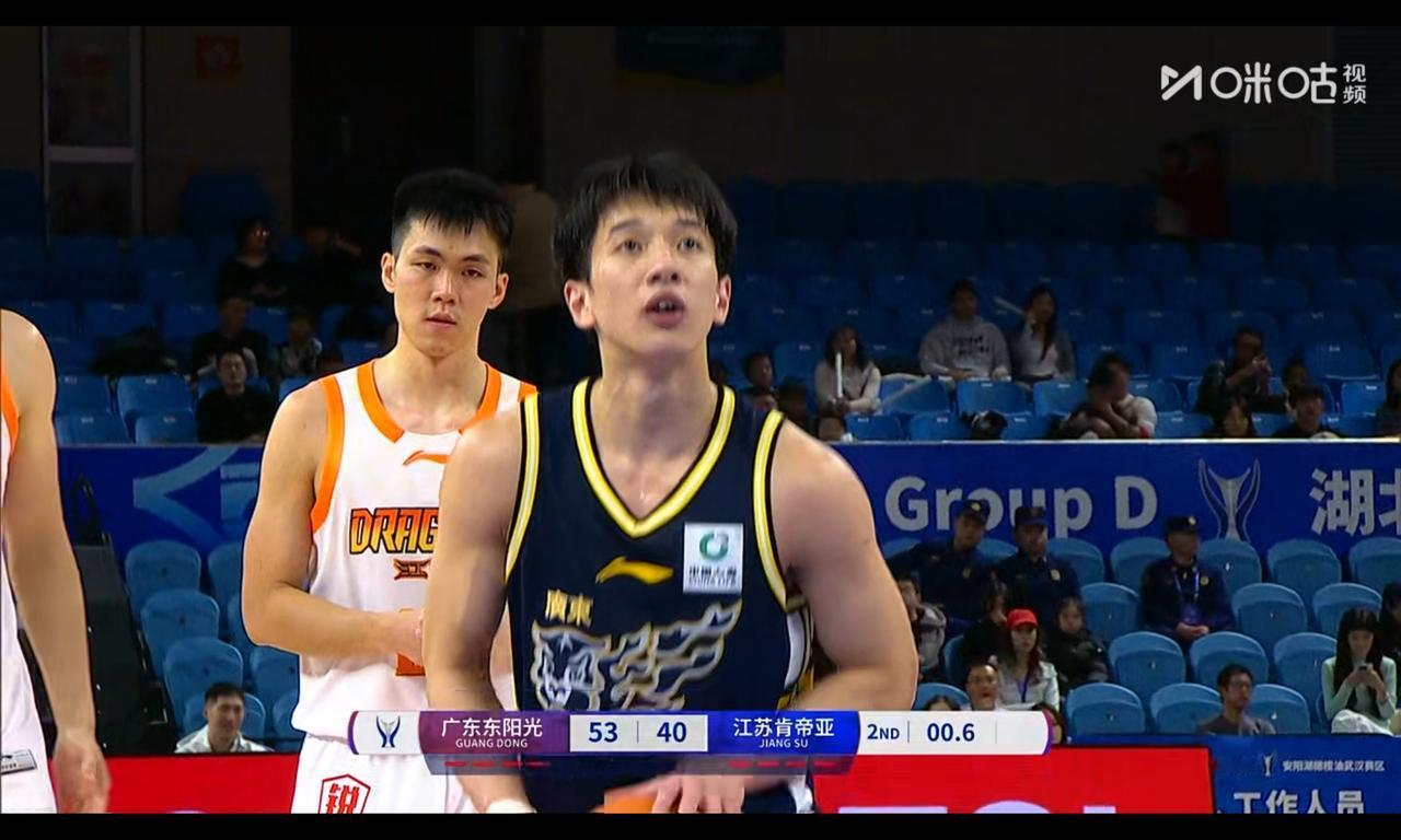 杨溢三节就拿11分，江苏内援就庞峥麟不错，三分球很难赢球江苏队就打好半节球，