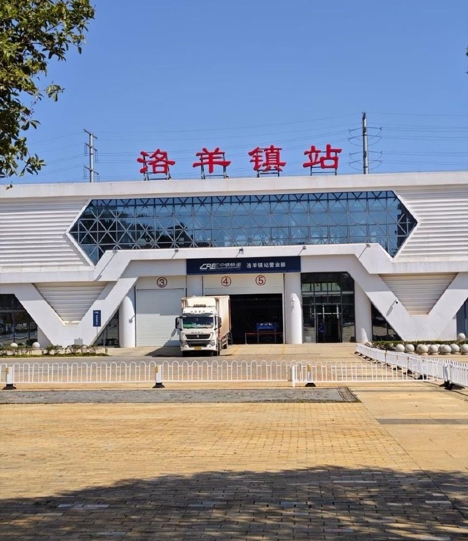 昆明洛羊镇火车站，凌晨三点，天还没亮，一辆负责检测地震设备的55537次试验列车