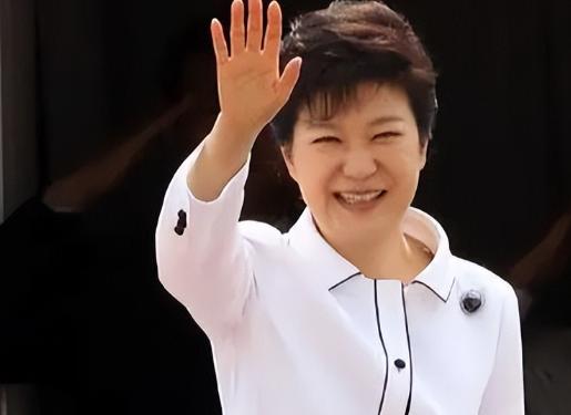 韩国“老佛爷”千金：因一条狗与母亲情人争执，引发韩国政坛地震她叫郑维罗。在韩