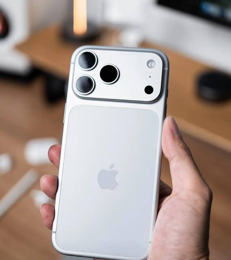 明年会有更多安卓手机的后置镜头会回归类似于荣耀500那样的顶部横置方案，部分网友